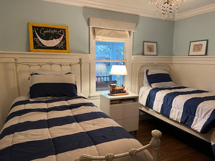 Spálňa na hlavnom poschodí s oddelenými lôžkami