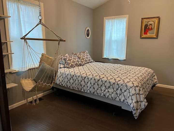 Horná spálňa s novou manželskou posteľou Queen a televízorom