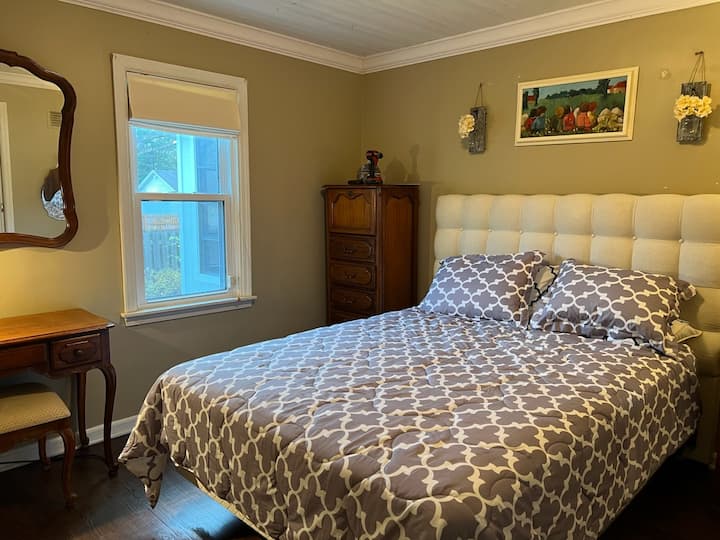 Spálňa na hlavnom poschodí s novou manželskou posteľou 