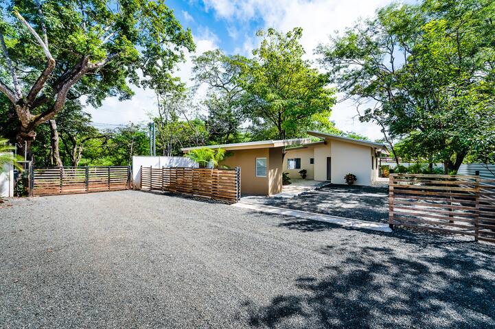 Green Season Special 3bd home w pool - Pets ok!