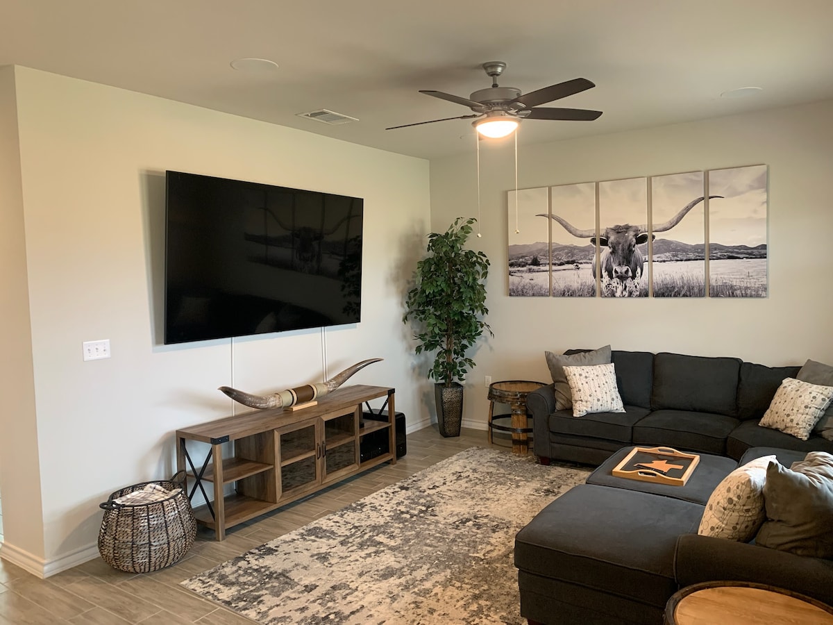 Sehemu ya Kuishi ya Ghorofa ya Kwanza 85" TV na Wasemaji wa Sauti ya Surround