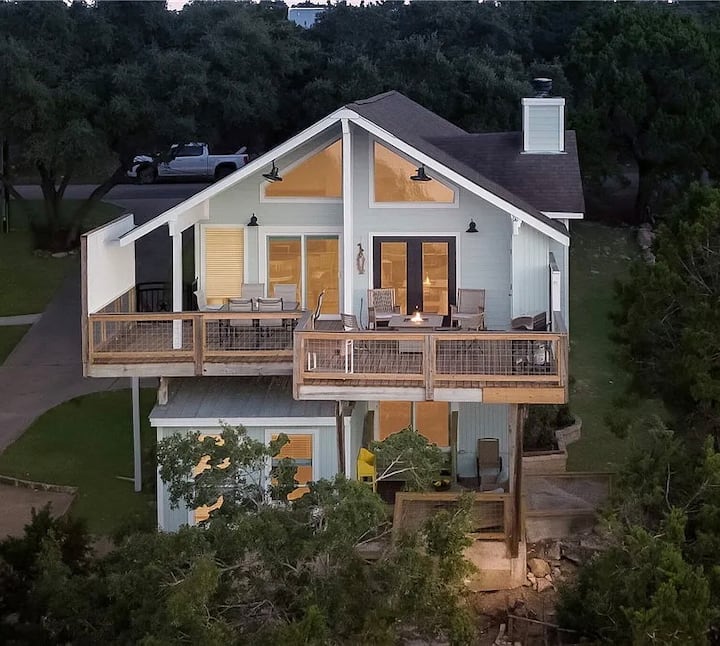Classic Waterfront Home On Party Cove. - Canyon Lake, TX