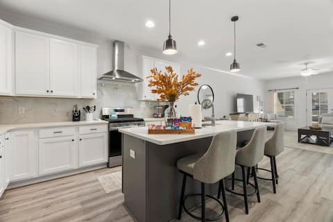 Stylish and Cozy Townhouse in Auburn.