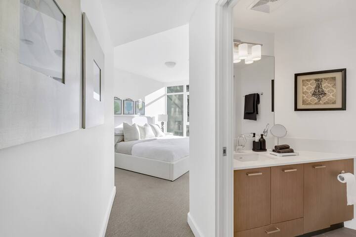 Bright, Spacious 2bdrm, Parking, AC, Downtown Van gallery image 4