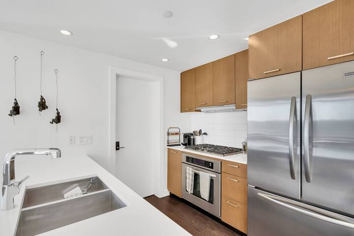 Bright, Spacious 2bdrm, Parking, AC, Downtown Van gallery image 5