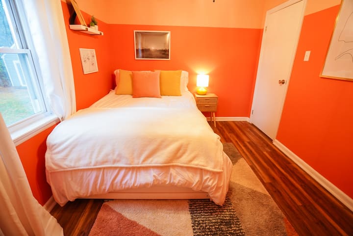 Спална соба 2: Забавен дизајн со цел кревет и извлекување на брачниот кревет (широк 125 - 149 см) за удобност на гостите