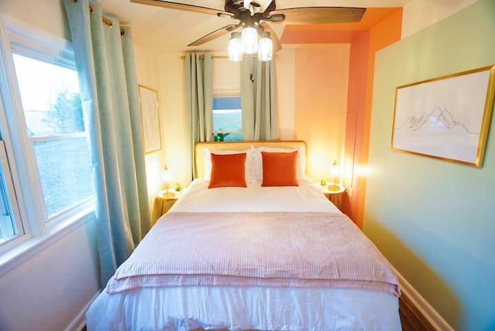 Спална соба 1: забавна, светла и шарена спална соба со брачен кревет (широк 150-179 см)