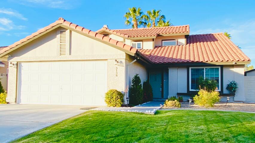 Henderson 4-Bedroom 3-Bath Home with Pool and BBQ gallery image 2