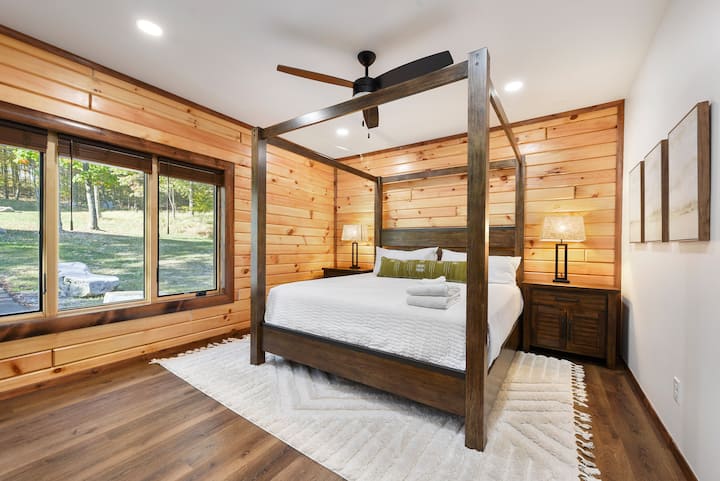 Main level bedroom 1 - King sized bed in your master bedroom with expansive windows to let in amazing natural light