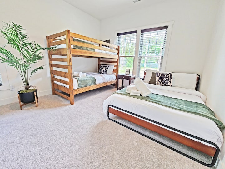 Treća spavaća soba s bračnim krevetom i bračnim krevetom na kat