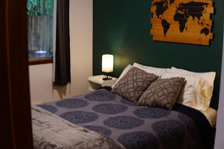 Dhoma e dytë e gjumit me krevat dopio "queen" dhe karikues USB të aktivizuar abazhur