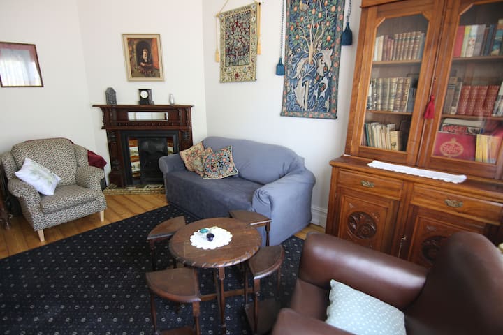 ห้องนั่งเล่นมีเตาผิงที่ประดับประดา (ไม่ได้ใช้งาน) เปียโน ชั้นหนังสือที่มีหนังสือโบราณ โซฟาเบดสำหรับเตียงเสริม  
สมาร์ททีวี Wi-Fi ฟรีและการเชื่อมต่ออีเทอร์เน็ต และโต๊ะทำให้เป็นพื้นที่ทำงานที่ดีสำหรับการทำงานจากที่พัก   