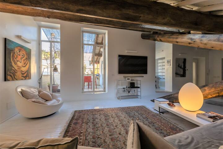 Pantheon White Penthouse gallery image 5