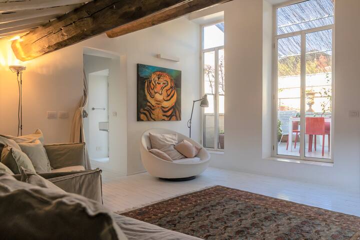 Pantheon White Penthouse gallery image 4