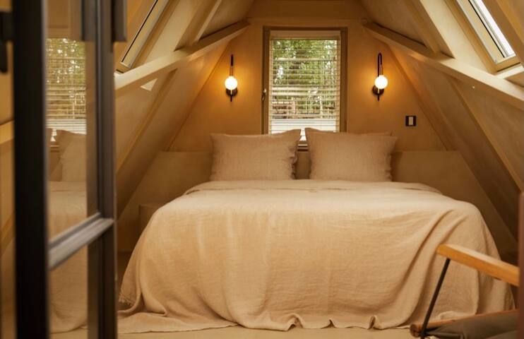 Luxury, designer loft penthouse in Canal District gallery image 4