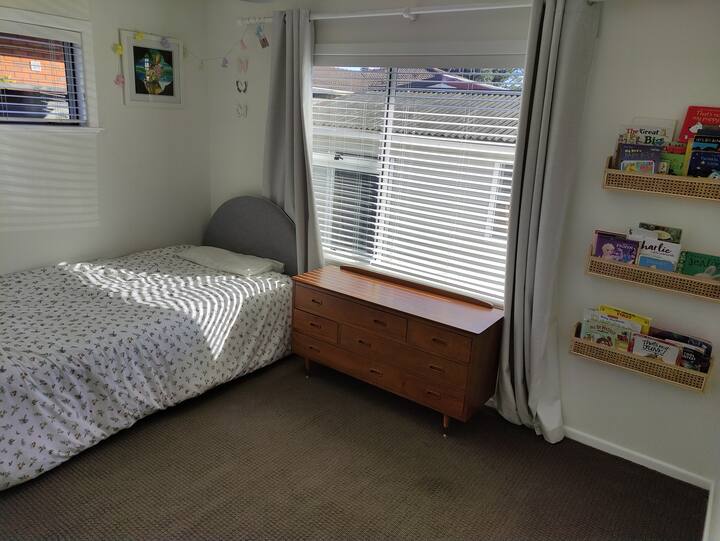 King single në dhomën e gjumit 2. 