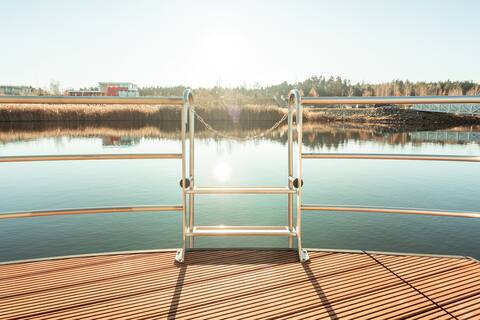 Houseboat with fireplaces on Lake Bärwalder