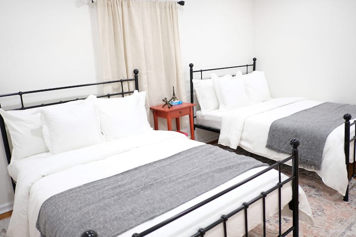 ¡Dos camas dobles con espacio amplio a su alrededor hacen de esta una gran sala para compartir!