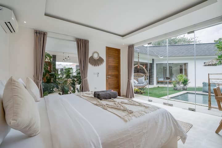 Villa Marie Rose, Seseh - The minimalist design promotes a sense of calm and serenity, while the expansive view of the pool invites connection with nature and creates a feeling of expansive luxury.
