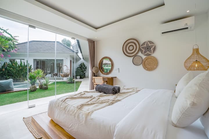 Villa Marie Rose, Seseh - The minimalist design promotes a sense of calm and serenity, while the expansive view of the pool invites connection with nature and creates a feeling of expansive luxury.