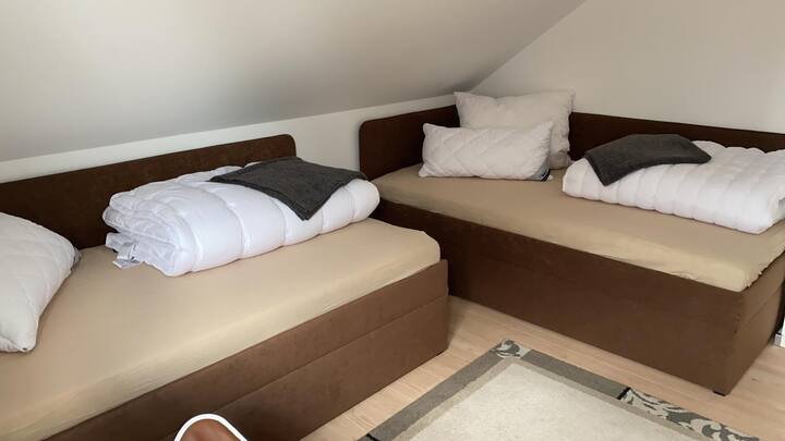 2 מיטות יחיד בחדר השינה 2