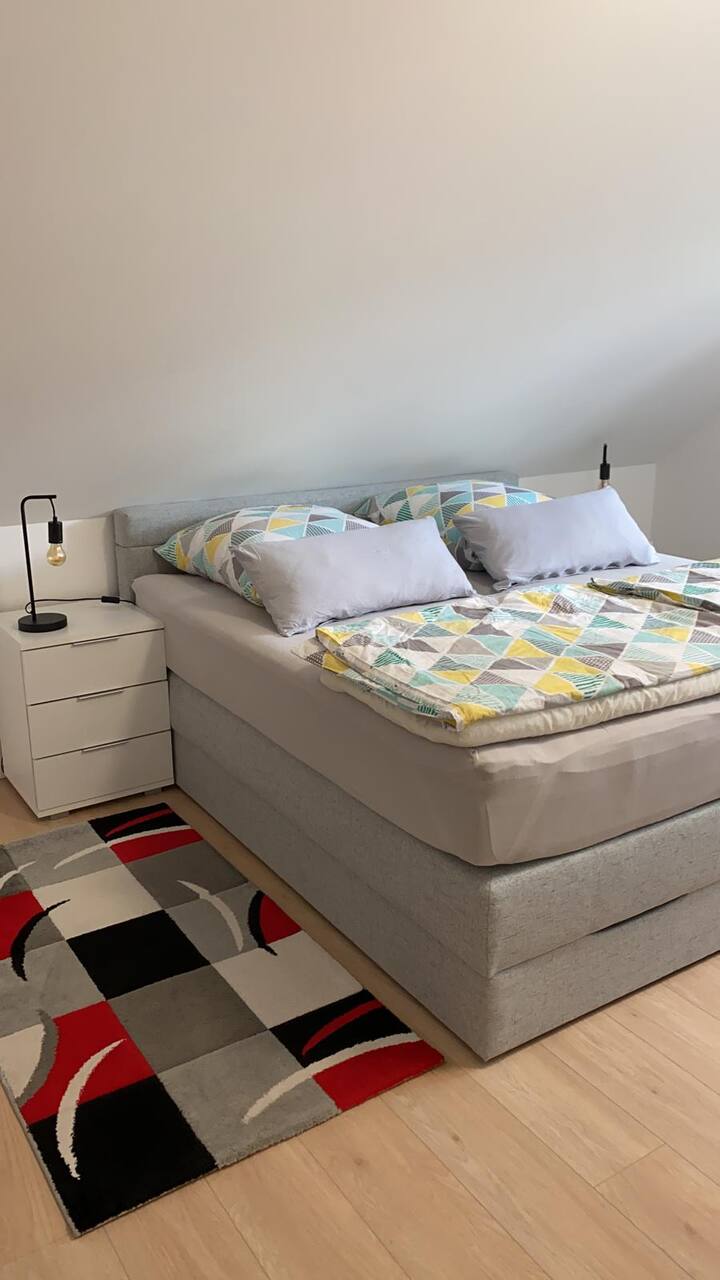 מיטה זוגית עם בסיס מיטה זוגית בחדר שינה 1