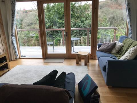 Top performing Airbnb: A cedar lodge in super location close to beach in St. Agnes