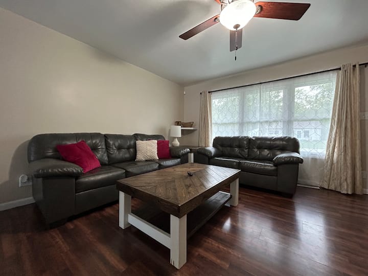 Stylish 4 Bedroom With Patio & Ping Pong Table - Champaign, IL
