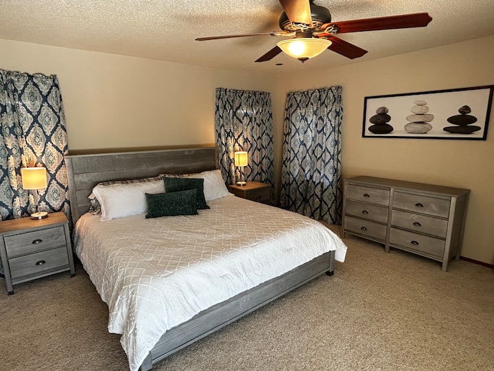 Chumba kikuu cha kulala cha ghorofani na bafu la ndani.  Hufunguliwa kwenye sitaha kubwa ya roshani ambayo inashuka hadi kwenye bwawa. Kitanda cha ukubwa wa kifalme.