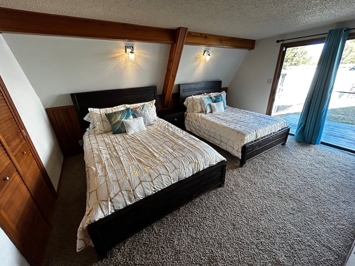 Chumba cha kulala cha ghorofa ya chini kinafunguliwa kwenye sitaha ndogo.  Malkia na vitanda vya ukubwa kamili.