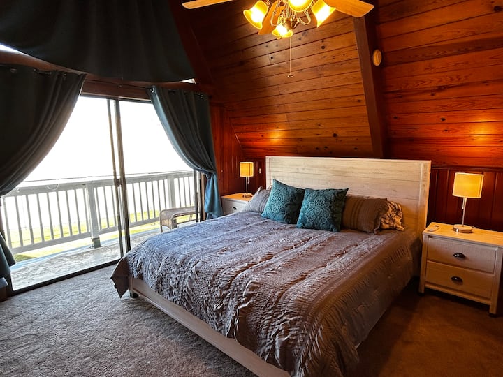 Chumba cha kulala cha ghorofa kilicho na mandhari ya nyumba ya mbao.  Inafunguka kwenye roshani.  Bafu la pili kwenye ghorofa ya juu lililotengwa kwa ajili ya chumba hiki. Kitanda cha ukubwa wa kifalme.