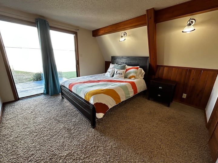 Chumba cha kulala cha ghorofa ya chini kinafunguliwa kwenye sitaha ndogo. Kitanda aina ya queen size.