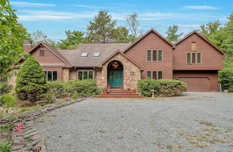 Lakefront 4-5 bedroom with pool and hot tub