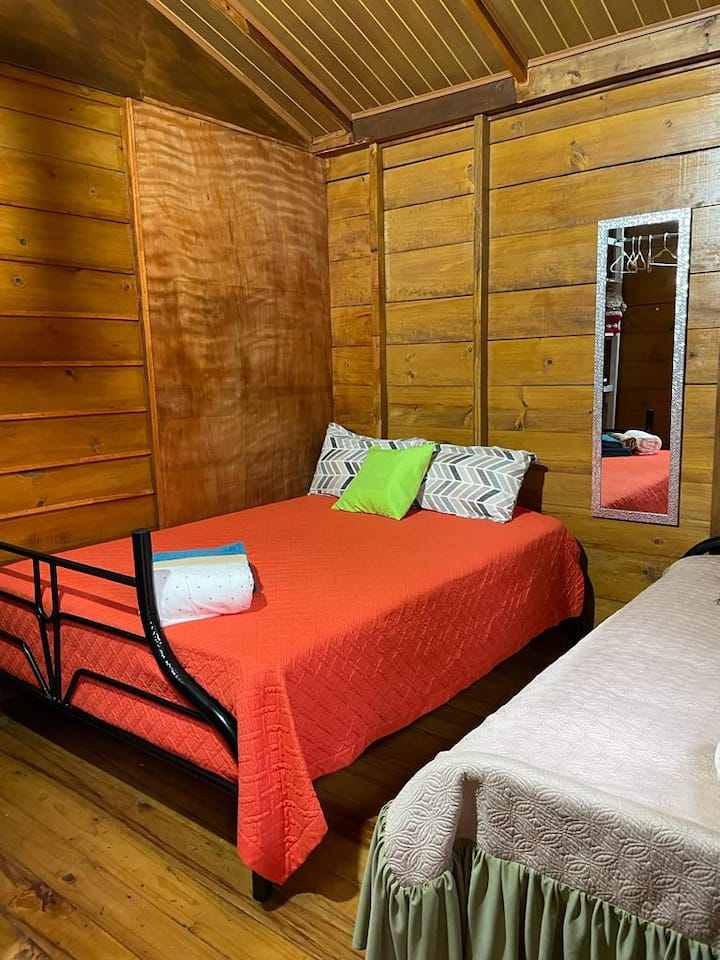 Cuarto con cama matrimonial y cama individual/ room with سرير مزدوج وسرير فردي