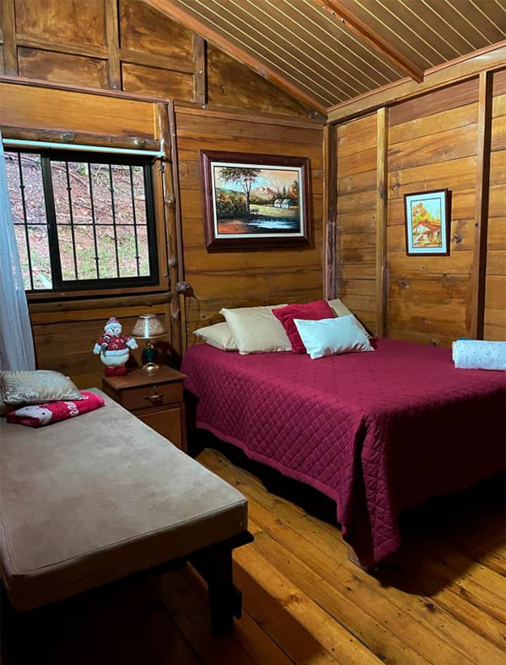 Cuarto Capital con cama matrimonial y sillón/ Master bethroom مع سرير وأريكة صغيرة