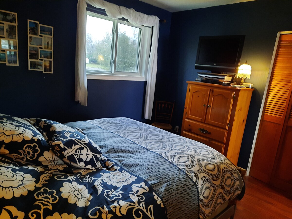 Spavaća soba br. 1 Bračni krevet (160x200), prozor klima-uređaj i ventilator. Roletne i zatamnjene zavjese. Ova spavaća soba TV namijenjena je za streaming s vašeg mobitela ili uređaja, već samo da nije pametna televizija. 