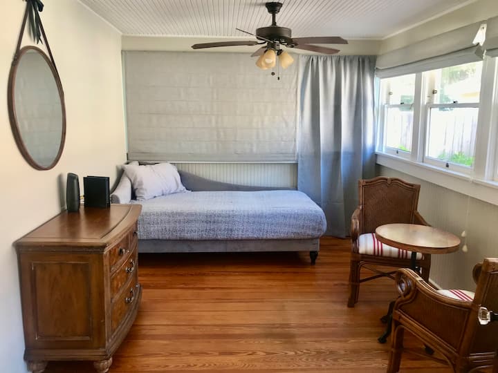 Chumba cha kulala cha tatu chenye kitanda kizuri cha mchana.