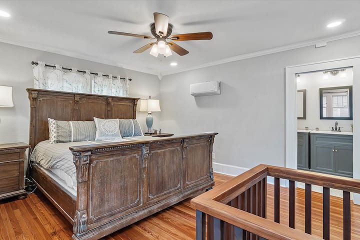 CHUMBA CHA KITANDA CHENYE GHOROFA YA JUU CHENYE KITANDA CHA KIFAHARI, BAFU LA CHUMBANI NA MAKABATI 2 YA KUINGIA