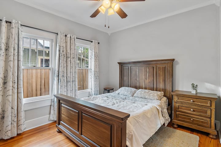 CHUMBA CHA KULALA CHA GHOROFA YA CHINI KILICHO NA KITANDA BORA CHA UKUBWA WA MALKIA NA KABATI LA KUINGIA