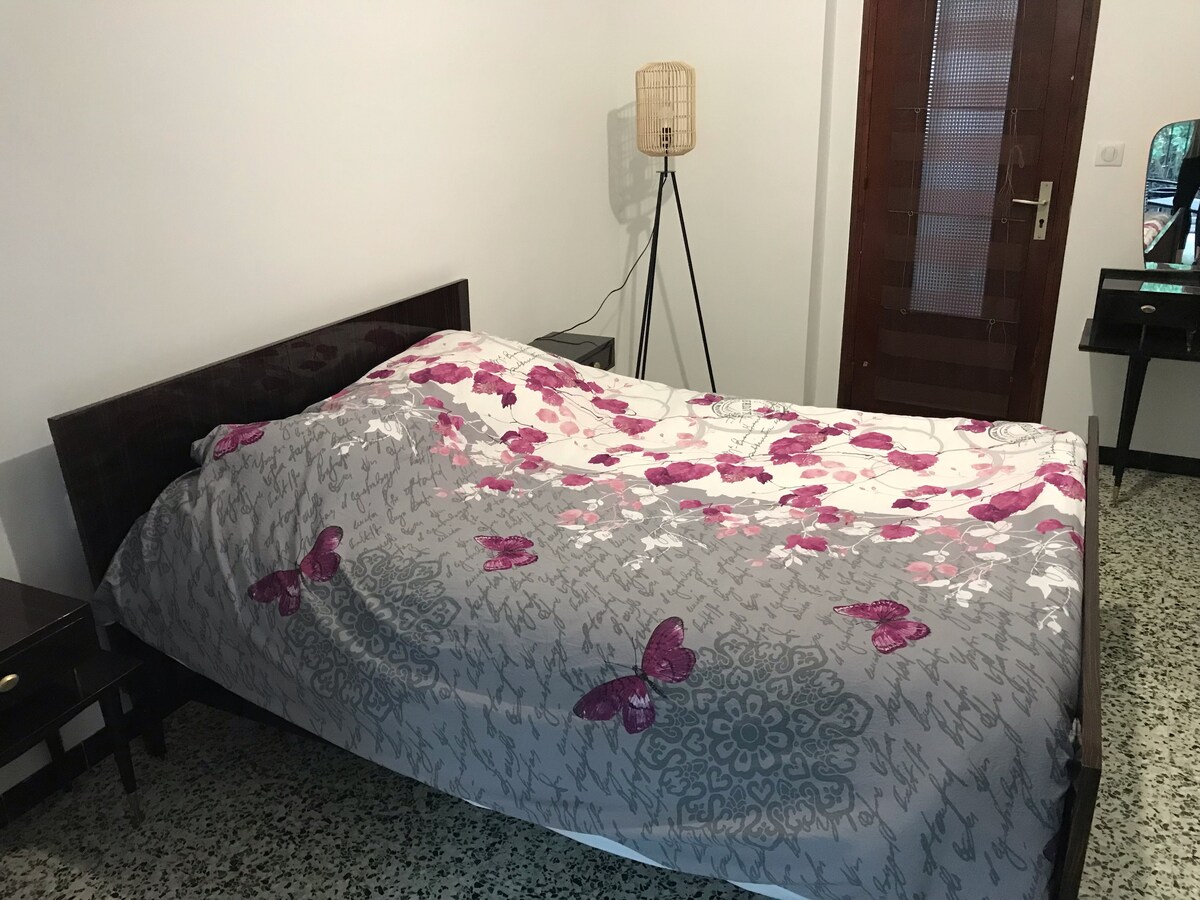 Балкон од страна на спална соба 1, поглед кон дрво.