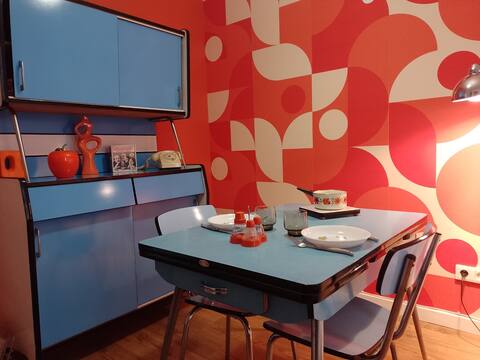 Le Seventies: Apartment Retro  (city center and train station)