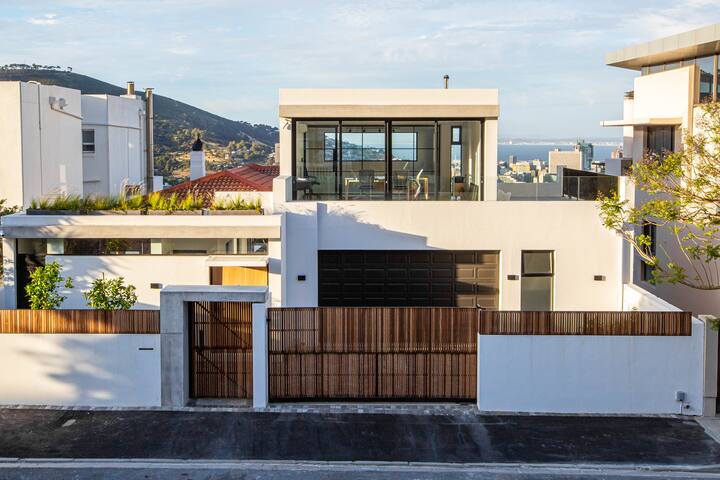Villa with Views – ideal location to city and sea gallery image 2