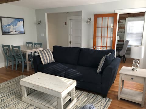 Successful Airbnb property: Adorable renovated house, steps from Front Beach in Rockport