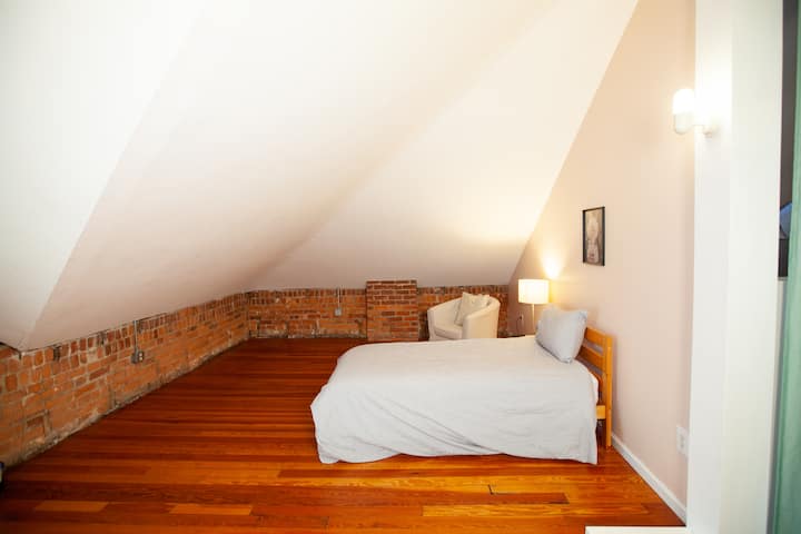 เตียงแรกในห้องนอน 8 (ชั้น 3) แยกด้วยผ้าม่านจากส่วนที่เหลือของพื้นที่ลอฟท์ชั้น 3