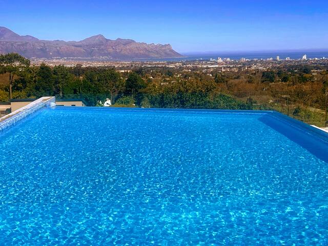 Luxurious Villa ~ Rooftop Pool ~ Stunning Views! gallery image 2