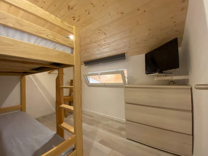 غرفة نوم بسريرين متميزين