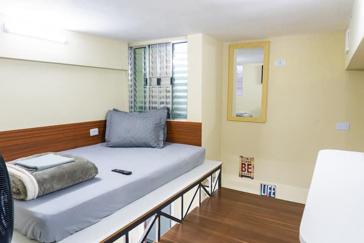 غرفة مصحوبة بسرير مزدوج وتلفزيون ذكي ومروحة 