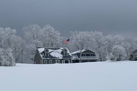 Modern 10 acre estate, mtn views hot tub game room