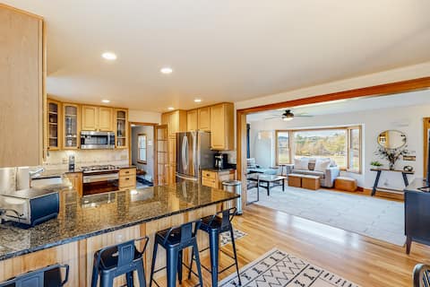 Modern 10 acre estate, mtn views hot tub game room