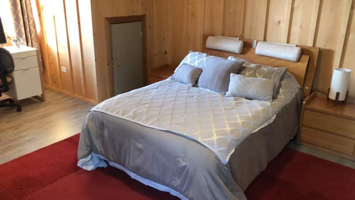 3号卧室配有双人床、书房、带浴缸的全功能卫生间、更衣室。在楼上。